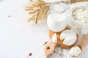 Холестерин и молоко (козье и коровье), творог, сметана, кефир, оплёное масло: можно ли есть и какое содержание