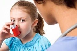 Хрипы при астме как один из симптомов заболевания, их причины и лечение