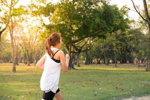 Можно ли заниматься спортом при гипертонии: рекомендуемые виды упражнений