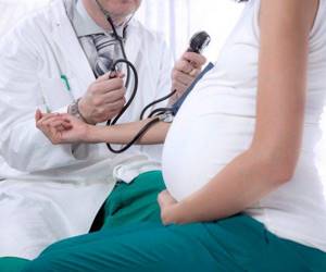 Какими таблетками снизить повышенное давление при беременности?
