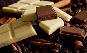 Повышает или понижает давление горький шоколад?