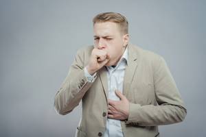Боль в области сердца при кашле и чихании: причины и помощь